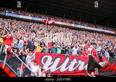 ENSCHEDE, NIEDERLANDE - 22. AUGUST: Fans und Fans des FC Twente bei Vak-P während des niederländischen Eredivisie-Spiels zwischen dem FC Twente und Ajax in Grolsch Veste am 22. August 2021 in Enschede, Niederlande (Foto: Marcel ter Bals/Orange Picles) Stockfoto