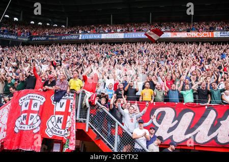 ENSCHEDE, NIEDERLANDE - 22. AUGUST: Fans und Fans des FC Twente bei Vak-P während des niederländischen Eredivisie-Spiels zwischen dem FC Twente und Ajax in Grolsch Veste am 22. August 2021 in Enschede, Niederlande (Foto: Marcel ter Bals/Orange Picles) Stockfoto