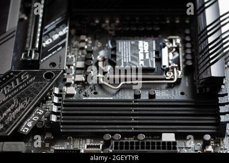 Taipeh, Taiwan - 20. August 2021: Mainboard ASUS ROG Strix Z590-F Gaming Wi-Fi Stockfoto