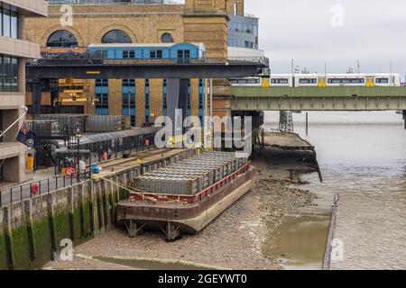 Walbrook Wharf, ein operierender Frachtschanleger im Hafen von London in der City of London neben dem Bahnhof Cannon Street. Stockfoto