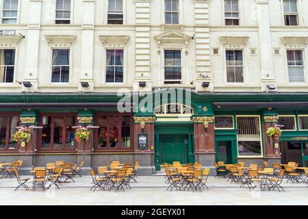 Das Äußere der Railway Tavern in der City of London mit leeren Stühlen und Esstischen im Freien. London - 22. August 2021 Stockfoto