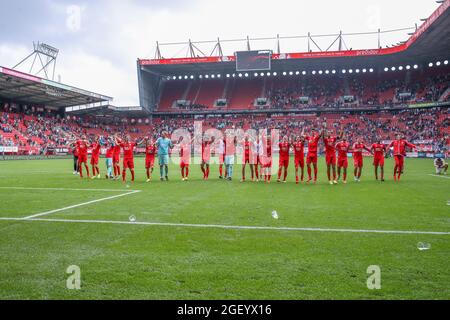 ENSCHEDE, NIEDERLANDE - 22. AUGUST: Die Spieler des FC Twente feiern die Auslosung mit den Fans und Fans während des niederländischen Eredivisie-Spiels zwischen dem FC Twente und Ajax in der Grolsch Veste am 22. August 2021 in Enschede, Niederlande (Foto: Marcel ter Bals/Orange Picles) Stockfoto