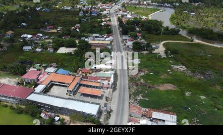 Cotabato City, Philippinen. August 2021. (ANMERKUNG DER REDAKTION: Bild von einer Drohne) um die Ausbreitung des Lambda- und Delta-Virus einzudämmen, verhängt Cotabato City jeden Sonntag eine Sperre, um die Bewegung von Menschen zu vermeiden und auch alle Einrichtungen in der Stadt zu desinfizieren. Die Stadt Cotabato ist das regionale Zentrum der neuen Autonomen Region Bangsamoro in Musim Mindanao (BARMM). (Foto von Sherbien Dacalanio/Pacific Press) Quelle: Pacific Press Media Production Corp./Alamy Live News Stockfoto