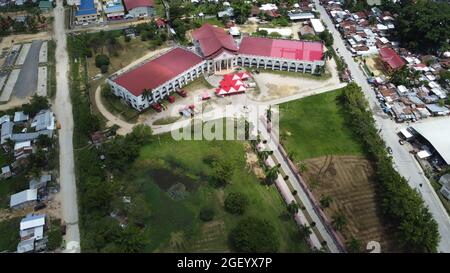 Cotabato City, Philippinen. August 2021. (ANMERKUNG DER REDAKTION: Bild von einer Drohne) um die Ausbreitung des Lambda- und Delta-Virus einzudämmen, verhängt Cotabato City jeden Sonntag eine Sperre, um die Bewegung von Menschen zu vermeiden und auch alle Einrichtungen in der Stadt zu desinfizieren. Die Stadt Cotabato ist das regionale Zentrum der neuen Autonomen Region Bangsamoro in Musim Mindanao (BARMM). (Foto von Sherbien Dacalanio/Pacific Press) Quelle: Pacific Press Media Production Corp./Alamy Live News Stockfoto