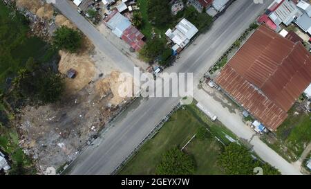 Cotabato City, Philippinen. August 2021. (ANMERKUNG DER REDAKTION: Bild von einer Drohne) um die Ausbreitung des Lambda- und Delta-Virus einzudämmen, verhängt Cotabato City jeden Sonntag eine Sperre, um die Bewegung von Menschen zu vermeiden und auch alle Einrichtungen in der Stadt zu desinfizieren. Die Stadt Cotabato ist das regionale Zentrum der neuen Autonomen Region Bangsamoro in Musim Mindanao (BARMM). (Foto von Sherbien Dacalanio/Pacific Press) Quelle: Pacific Press Media Production Corp./Alamy Live News Stockfoto