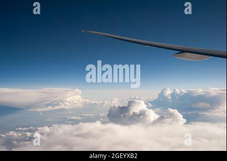 05.06.2019, Doha, Katar, Asien - Fliegen Sie über den Wolken mit einem Qatar Airways Boeing 777 Passagierjet auf der Strecke von Doha nach Berlin. Stockfoto