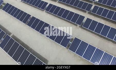 Luftdrohne Draufsicht auf Solarzellen oder Photovoltaik-PV-Modul in der Wüste. Stockfoto