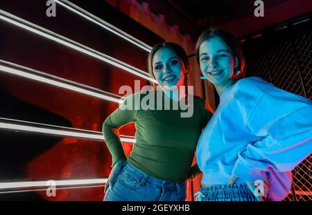 Selfie-Porträt von zwei glücklichen besten Freundinnen, junge Mädchen mit natürlichem Make-up in stilvoller Kleidung umarmt sich gegenseitig an den Schultern, Spaß an di Stockfoto