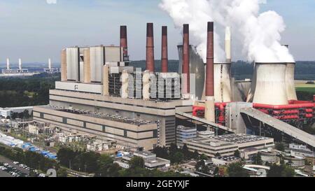 Luftaufnahme des Kernkraftwerks Station, Kühltürme des Atomkraftwerks, Elektrizitätsproduktionsfabrik. Stockfoto