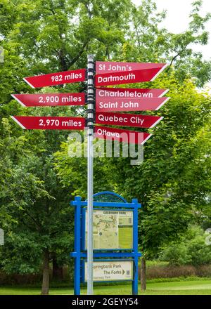 London, Ontario, Kanada - 15 2021. Juli: Rote Pfeile zeigen die Richtung und die Kilometerzahl zu kanadischen Städten im Greenway Park an. Stockfoto