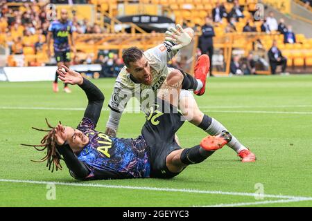 Jose Sa #1 von Wolverhampton Wanderers fouls DELE Alli #20 von Tottenham Hotspur in der Gegend , Strafe in Wolverhampton, Vereinigtes Königreich am 8/22/2021. (Foto von Mark Cosgrove/News Images/Sipa USA) Stockfoto