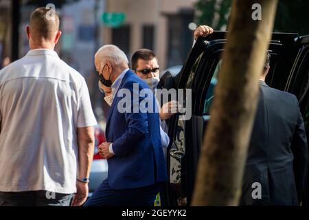 US-Präsident Joe Biden und First Lady Jill Biden gehen in die katholische Kirche der Heiligen Dreifaltigkeit, um an der Messe in Washington, DC, USA, am 21. August 2021 teilzunehmen.Quelle: Shawn Thew / Pool via CNP /MediaPunch Stockfoto