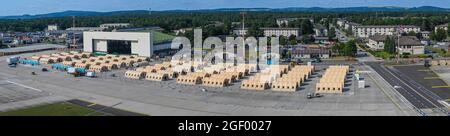 Die Pods werden auf der Fluglinie zur Unterstützung der Operation Allies Refuge auf dem Luftwaffenstützpunkt Ramstein, Deutschland, am 21. August 2021 eingerichtet. Der Luftwaffenstützpunkt Ramstein stellt im Rahmen der Operation Allies Refuge sichere, temporäre Unterkünfte für Evakuierte aus Afghanistan bereit. Diese Operation erleichtert die schnelle und sichere Evakuierung von US-Bürgern, Visa für Sondereinwanderer und anderen gefährdeten Afghanen aus Afghanistan. Evakuierte werden Unterstützung erhalten, wie zum Beispiel eine vorübergehende Unterbringung, Verpflegung, medizinische Versorgung sowie religiöse Betreuung auf dem Flugplatz Ramstein, während sie sich auf Weiterflüge zu ihren endgültigen Zielen vorbereiten. (USA Luft Fo Stockfoto