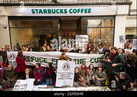 Proteste vor dem Starbucks Coffee Shop, 6A Vigo Street, London, Großbritannien. Der Protest bestand darin, die geringe Körperschaftssteuer hervorzuheben, die Starbucks in Großbritannien im Vergleich zu ihrem Umsatz zahlt. Starbucks Coffee Shop, Conduit Street, London, Großbritannien. 8 Dez 2012 Stockfoto
