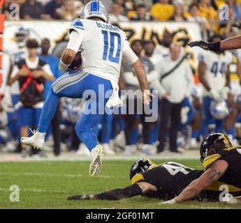 Detroit Lions Quarterback David Blough (10) springt aus dem Griff des Pittsburgh Steelers Mittellinebacker Joe Schobert (47) während des vierten Quartals des Steelers 26-20 Vorsaison-Sieges gegen die Detroit Lions am Heinz Field am 21. August 2021 in Pittsburgh. Foto von Archie Pecenter/UPI Stockfoto