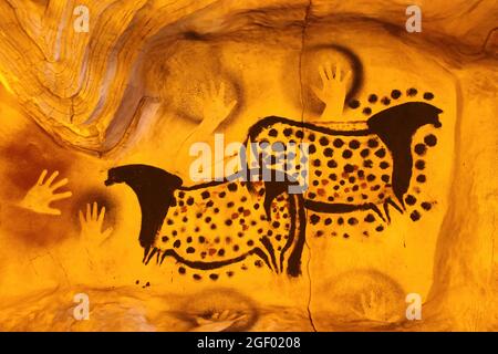 Moderne Rekonstruktion der prähistorischen Höhle mit Kunst, die gepunktete / getupfte Pferde von Peche Merle darstellt, und Handdrucken Stockfoto