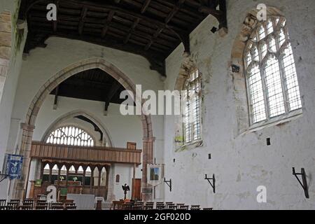 Das Innere der St. Beunos Church Clynnog Fawr, Wales zeigt einen Rood Screen von 1531 Stockfoto