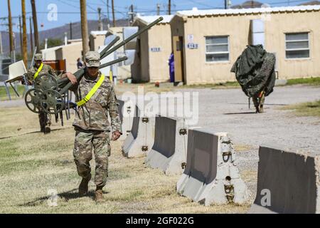 Soldaten mit der 2. Panzerbrigade und der 1. Panzerdivision bringen am 19. August 2021 Ausrüstung zum Eingang des Dona Ana Range Komplexes in der Nähe von Fort Bliss, New Mexico. Das Verteidigungsministerium stellt zur Unterstützung des Außenministeriums Transportmittel und provisorische Unterkünfte zur Verfügung, um die Operation Allies Refuge zu unterstützen. Diese Initiative geht auf das Engagement Amerikas für afghanische Bürger zurück, die den Vereinigten Staaten geholfen haben, und bietet ihnen wichtige Unterstützung an sicheren Orten außerhalb Afghanistans. Foto von Staff Sgt. Michael West/USA Armee/UPI Stockfoto