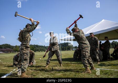 US-Marineinfanteristen vom Marine Wing Support Squadron 471 hämmern einen Zeltspieß, um Empfangszelte für die Ankunft von Afghanen am 19. August 2021 in der National Guard Base der Volk Field Air, Wisconsin, zu schaffen. Das Verteidigungsministerium stellt zur Unterstützung des Außenministeriums Transportmittel und provisorische Unterkünfte zur Verfügung, um die Operation Allies Refuge zu unterstützen. Diese Initiative geht auf das Engagement Amerikas für afghanische Bürger zurück, die den Vereinigten Staaten geholfen haben, und bietet ihnen wichtige Unterstützung an sicheren Orten außerhalb Afghanistans. Foto von 1. Sgt. Michel Sauret/USA Armee/UPI Stockfoto