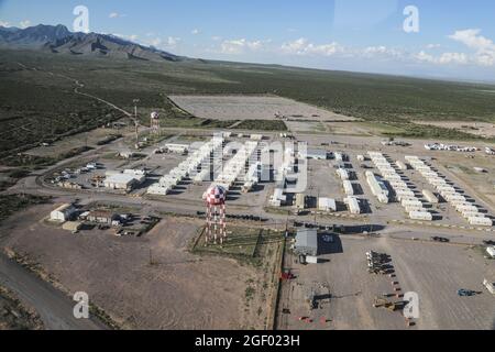 Fort Bliss, Usa. August 2021. Luftaufnahme des Dona Ana Range Komplexes in der Nähe von Fort Bliss, New Mexico. Das Verteidigungsministerium stellt zur Unterstützung des Außenministeriums Transportmittel und provisorische Unterkünfte zur Verfügung, um die Operation Allies Refuge zu unterstützen. Diese Initiative geht auf das Engagement Amerikas für afghanische Bürger zurück, die den Vereinigten Staaten geholfen haben, und bietet ihnen wichtige Unterstützung an sicheren Orten außerhalb Afghanistans. Foto von SPC. Elijah Ingram/USA Armee/UPI Kredit: UPI/Alamy Live Nachrichten Stockfoto