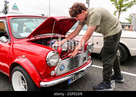 Kilmarnock, Großbritannien. August 2021. Im Ayrshire Classic Car Club wurde eine Oldtimer- und Oldtimer-Ausstellung mit 120 Autos, Lastkraftwagen und Bussen mit Besitzern aus ganz Großbritannien veranstaltet. Glücklicherweise wurden die Einschränkungen von Covid gelockert, und die Show konnte vorausgefahren werden und ist die erste Show dieser Art, die vom Car Club seit März 2020 organisiert wird. FINLAY BEATSON aus Auchinleck, der die letzten Prüfungen auf seinem Mini Mayfair 1996 machte. Kredit: Findlay/Alamy Live Nachrichten Stockfoto