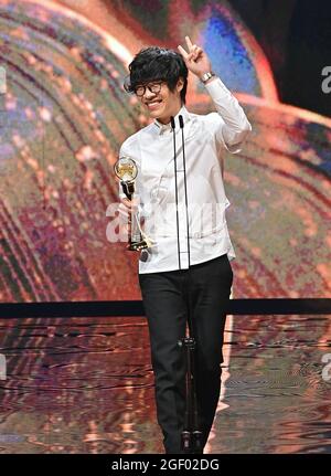 Taipei, Taipei City, Taiwan. August 2021. Das taiwanesische Sängercrowd Lu gewinnt bei den 32. Golden Melody Awards (GMA) mit seinem Werk Your Name, das hier eingraviert ist, die Kategorie Song of the Year - Vocal. (Bild: © Handout über ZUMA Press Wire) Stockfoto