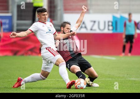 Ingolstadt, Deutschland. August 2021. Fußball: 2. Bundesliga, FC Ingolstadt 04 - 1. FC Nürnberg, Matchday 4 im Audi Sportpark. Der Nürnberger Taylan Duman (l.) und der Ingolstädter Michael Heinloth im Duell um den Ball. Quelle: Matthias Balk/dpa - WICHTIGER HINWEIS: Gemäß den Bestimmungen der DFL Deutsche Fußball Liga und/oder des DFB Deutscher Fußball-Bund ist es untersagt, im Stadion und/oder vom Spiel aufgenommene Fotos in Form von Sequenzbildern und/oder videoähnlichen Fotoserien zu verwenden oder zu verwenden./dpa/Alamy Live News Stockfoto