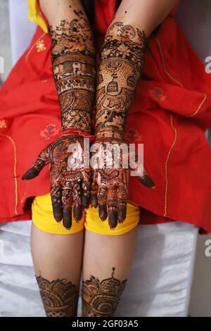 Wunderschön Dekoriertes Heena Tattoo. Braut mit Mehandi Design. Indische Hochzeit. Stockfoto