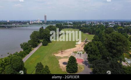 Schöner Rheinpark in Köln am Ufer des Rheins Stockfoto