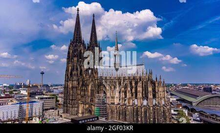 Kölner Dom - die ikonische Kirche in der Innenstadt - Luftaufnahme - STADT KÖLN DEUTSCHLAND - 25. JUNI 2021 Stockfoto