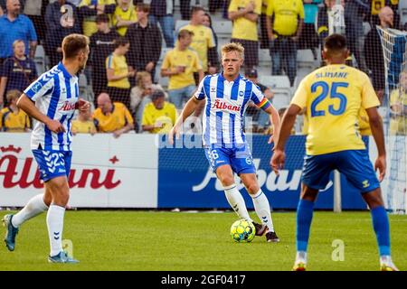 Odense, Dänemark. August 2021. Jeppe Tverskov (6) von ob, gesehen während des 3F Superliga-Spiels zwischen Odense Boldklub und Broendby IF im Nature Energy Park in Odense. (Foto: Gonzales Photo/Alamy Live News Stockfoto