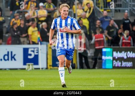 Odense, Dänemark. August 2021. Max Fenger (15) von ob, gesehen während des 3F Superliga-Spiels zwischen Odense Boldklub und Broendby IF im Nature Energy Park in Odense. (Foto: Gonzales Photo/Alamy Live News Stockfoto