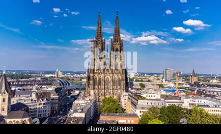 Kölner Dom - die ikonische Kirche in der Innenstadt - Luftaufnahme - STADT KÖLN DEUTSCHLAND - 25. JUNI 2021 Stockfoto