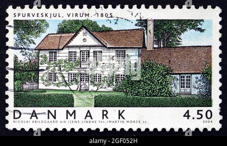 DÄNEMARK - UM 2004: Eine in Dänemark gedruckte Briefmarke zeigt Spurveskjul, Virum, von Nicolai Abildgaard, 1805, Danish House Architecture, Ca. 2004 Stockfoto