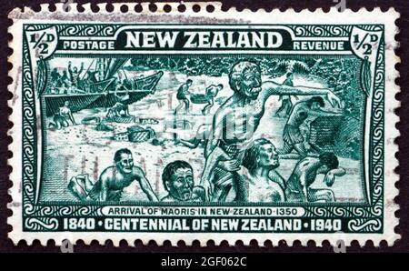 NEUSEELAND - UM 1940: Eine in Neuseeland gedruckte Briefmarke zeigt die Landung der Maoris im Jahr 1350, hundertjährig von Neuseeland, um 1940 Stockfoto