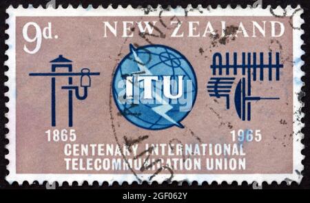 NEUSEELAND - UM 1965: Eine in Neuseeland gedruckte Marke zeigt das ITU-Emblem, alte und neue Kommunikationsgeräte, um 1965 Stockfoto