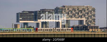 Die modernen Kranichhäuser in Köln am Rhein - STADT KÖLN, DEUTSCHLAND - 25. JUNI 2021 Stockfoto