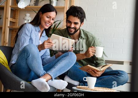 Nahaufnahme Porträt eines attraktiven Ehepaar mit digitalen Tablet. Technologie, Menschen Konzept Stockfoto