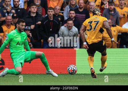 Adama Traore #37 von Wolverhampton Wanderers verpasst am 8/22/2021 einen Nahabschuss auf das Tor in Wolverhampton, Großbritannien. (Foto von Mark Cosgrove/News Images/Sipa USA) Stockfoto