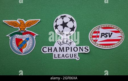 8. August 2021 Lissabon, Portugal. Die Embleme des PSV Eindhoven und S.L. Benfica Lisbon und des UEFA Champions League-Emblems. Stockfoto