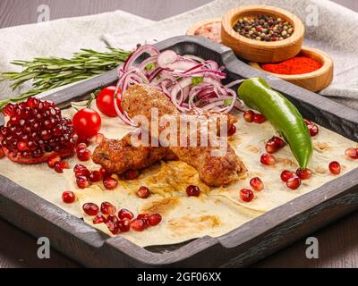 Hühnerkebab mit Hackfleisch und Gewürzen Stockfoto