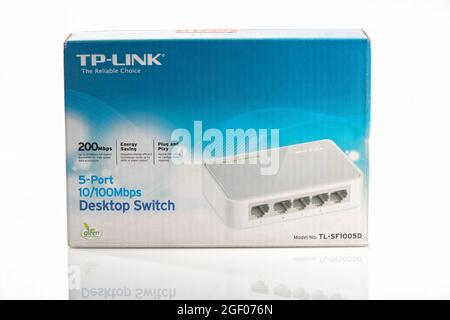 Desktop-Switch mit 5 Anschlüssen, Modell sf1005d, von der Marke TP-Link, isoliert auf Weiß. Bild aufgenommen am 22. August 2021 in Spanien. Stockfoto