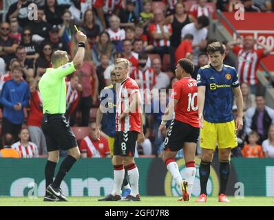 Southampton, Großbritannien. August 2021. Gelbe Karte für Harry Maguire von Manchester United während des Premier League-Spiels im St. Mary's Stadium, Southampton. Bildnachweis sollte lauten: Paul Terry/Sportimage Kredit: Sportimage/Alamy Live News Stockfoto