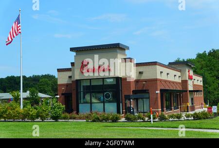 Das Gebäude von Chick-Fil-A mit einer amerikanischen Flagge in der Nähe von Bowie, Maryland, USA Stockfoto