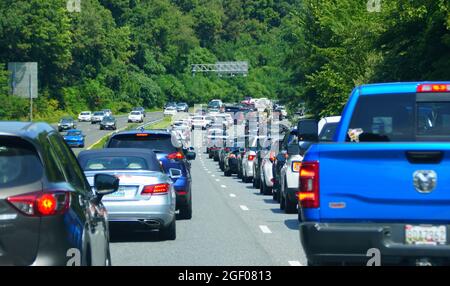 Maryland, USA- 15. August 2021 - der starke Verkehr auf der Route 301 in die Harry W Nice Memorial Bridge im Sommer Stockfoto