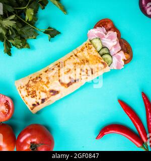 Street Food. Shawarma oder Fleisch in Pitabrot auf hellgrünem Hintergrund. Stockfoto