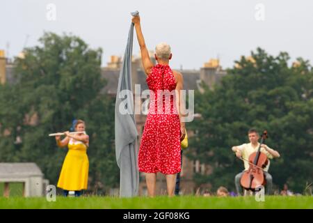 Edinburgh, Schottland, Großbritannien. August 2021. Tanzvorstellung im Freien im Holyrood Park im Rahmen des Edinburgh International Festival. Field - Something for the Future Now wird von Christine Devaney geleitet und bietet ein Ensemble von Künstlern aus Edinburgh, Field is an immersive, Erhebende Arbeiten und Performer reagieren auf die umgebende Landschaft und einander, indem sie einer Reihe von Bewegungen und Live-Soundscores folgen, vor deren Hintergrund Arthur’s Seat steht. Iain Masterton/Alamy Live News. Stockfoto