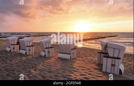 Liegen am Strand in Ahrenshoop bei Sonnenuntergang, Deutschland Stockfoto