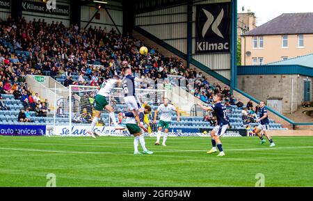 Dundee, Tayside, Schottland, Großbritannien. August 2021. Schottische Premiership: Dundee FC vs Hibernian: Cinch schottische Premiership-Aufnahme Dundee FC gegen Edinburghs Hibernian im Dens Park Kilmac Stadium in Dundee wurde für die Live-Fernsehübertragung von Sky Sports ausgewählt. Hibernian wechselte an die Spitze der schottischen Premiership, obwohl Paul McGowans späte Kopfzeile Dundee in einem pulsierenden Unentschieden von 2-2 einen Punkt eingab. Kredit: Dundee Photographics/Alamy Live Nachrichten Stockfoto