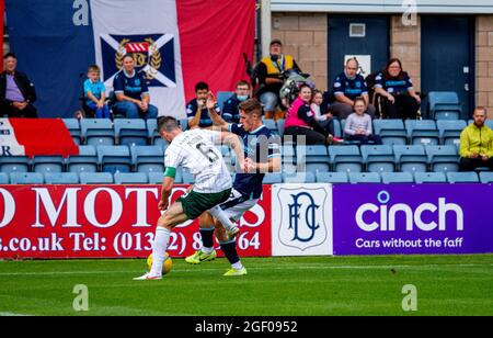 Dundee, Tayside, Schottland, Großbritannien. August 2021. Schottische Premiership: Dundee FC vs Hibernian: Cinch schottische Premiership-Aufnahme Dundee FC gegen Edinburghs Hibernian im Dens Park Kilmac Stadium in Dundee wurde für die Live-Fernsehübertragung von Sky Sports ausgewählt. Hibernian wechselte an die Spitze der schottischen Premiership, obwohl Paul McGowans späte Kopfzeile Dundee in einem pulsierenden Unentschieden von 2-2 einen Punkt eingab. Kredit: Dundee Photographics/Alamy Live Nachrichten Stockfoto